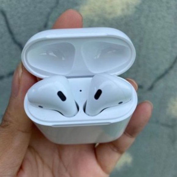 Apple AirPods 2 Gens - Picture 5 of 5